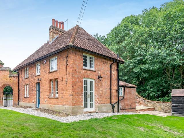 Hertford Road Lodge, Hertford Road, Hatfield AL9, 3 bed detached house to rent, £3,350 pcm | PrimeLocation