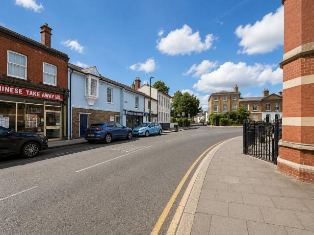 Hertford SG14 Studio to rent £1,200 pcm £277 pw