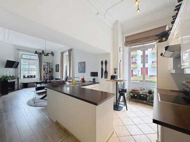 Hervorragend 3,5 p von 98 m2 Eleganz der Zeit