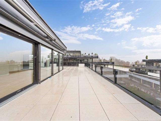 Hervorragende neue Penthouse Wohnung mit 4,5 Zimmern und großer Terrasse in Rolle