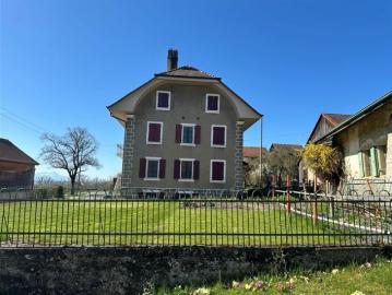 HERVORRAGENDE AUSSICHT! WUNDERSCHÖNES FAMILIENHAUS MIT GROSSEM BEBAUBAREM GARTEN – BRUNNEN