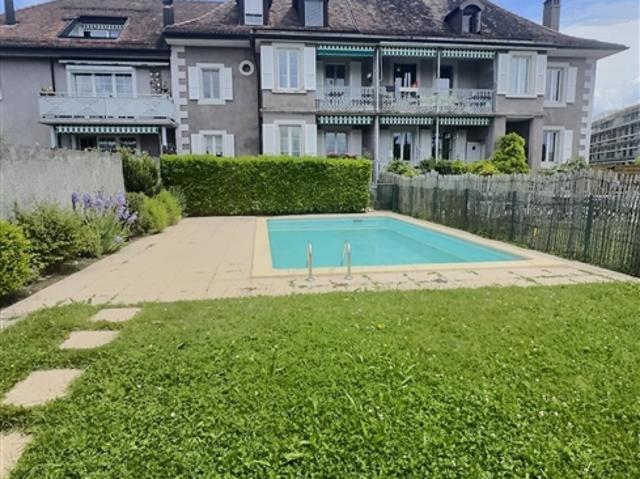 Hervorragende bewohnte lebenslange Rentenwohnung ohne Miete mit Swimmingpool und Seeblick