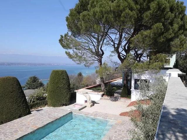 Hervorragende, untypische Villa mit Blick auf den See