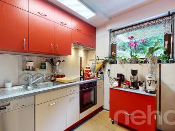 Hervorragende 4,5 Zimmer Wohnung mit Garten, Bergblick und Garage