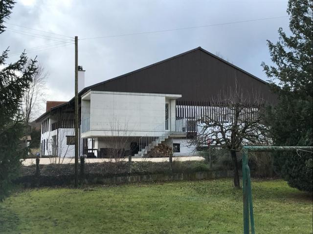 Wunderschöne 4 Zimmer Wohnung in einem ehemaligen Bauernhof mit Charakter in Develier, verfügbar ab 1. Oktober