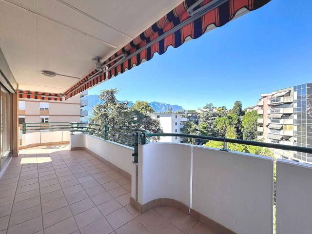 Hervorragende 5,5 Zimmer Wohnung von 132 m² Int. komplett renoviert mit großem Balkon