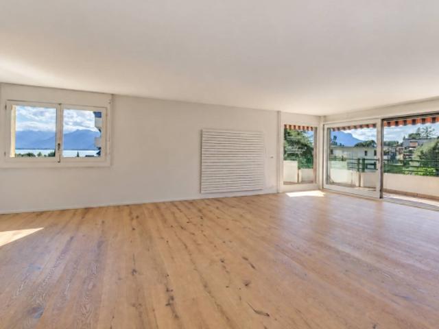 Hervorragende 5,5 Zimmer Wohnung von 132 m² Int. komplett renoviert mit großem Balkon
