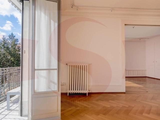 Hervorragende 7 Zimmer Wohnung in einem historischen Gebäude