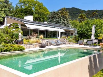Hervorragendes 7.5 Zimmer Anwesen mit Pool Potenzial für Entwicklung