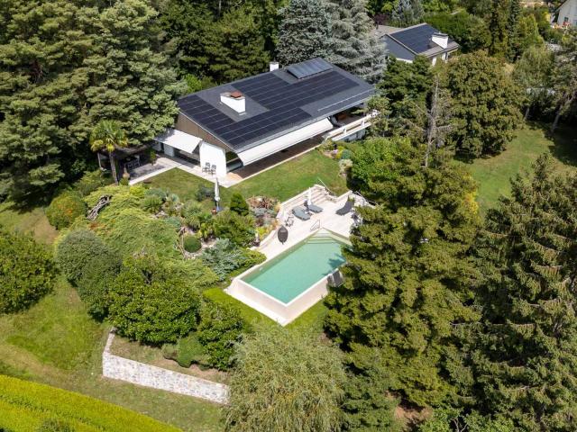 Hervorragendes 7.5 Zimmer Anwesen mit Pool Potenzial für Entwicklung