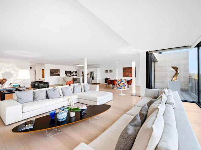 Hervorragendes 328 m² großes Doppelhaus mit Gärten und Seeblick im Herzen von Corsie