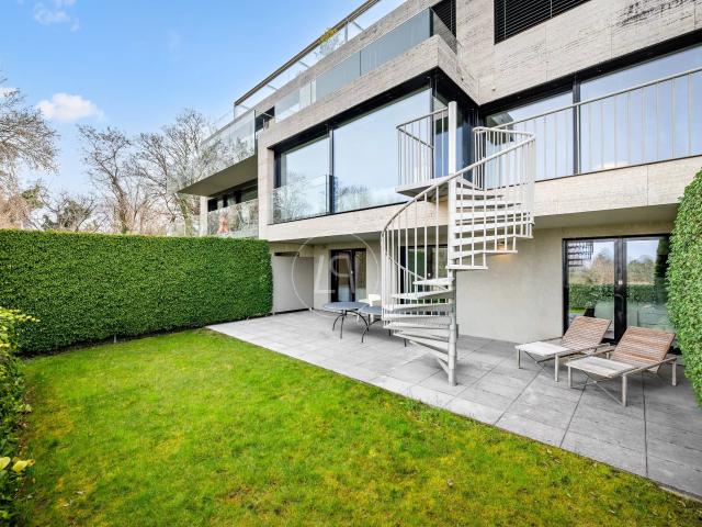 Hervorragendes 328 m² großes Doppelhaus mit Gärten und Seeblick im Herzen von Corsie