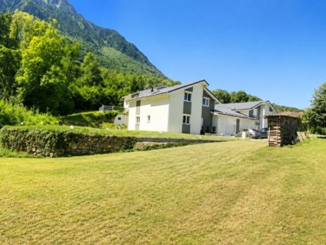 Hervorragendes Doppelhaushaus mit großem Grundstück – Oase des Friedens mit Blick auf den Wald