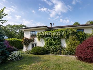 Hervorragendes freistehendes Haus mit Garten