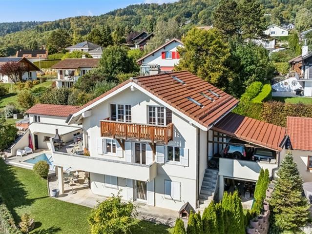 Hervorragendes freistehendes Haus, Schwimmbad und Panoramablick