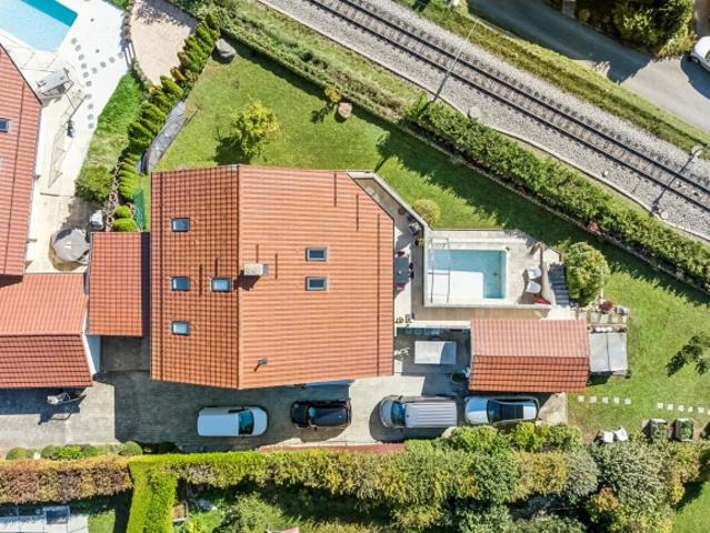Hervorragendes freistehendes Haus, Schwimmbad und Panoramablick