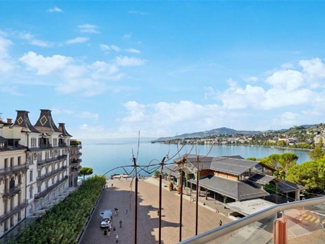 Hervorragendes Penthouse zum Verkauf an der Hauptverkehrsader von Montreux mit direktem Blick auf Freddie Mercury