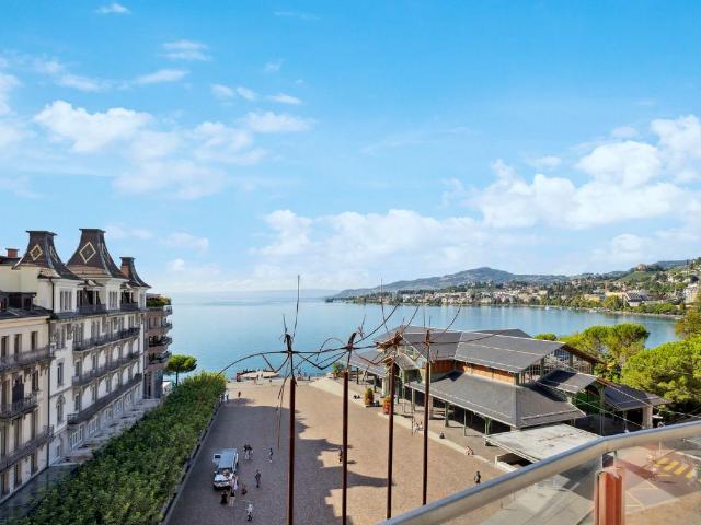 Hervorragendes Penthouse zum Verkauf an der Hauptverkehrsader von Montreux mit direktem Blick auf Freddie Mercury