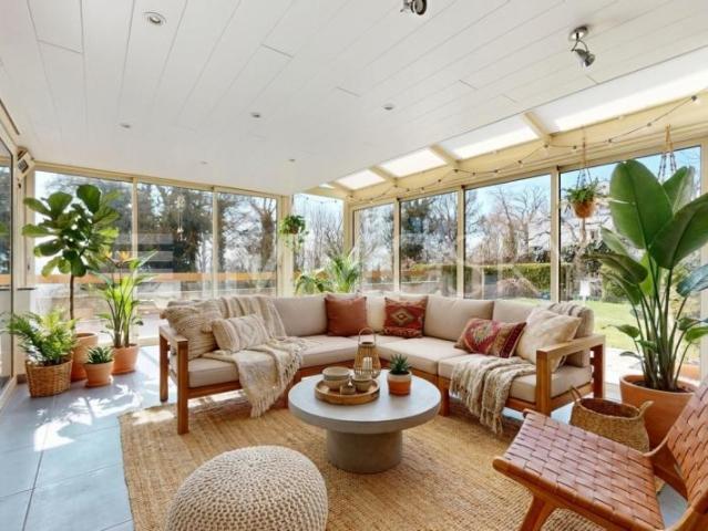 Hervorragender Garten auf Ebene mit Veranda und Panoramablick