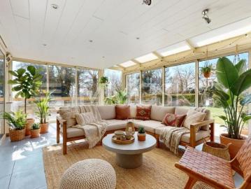 Hervorragender Garten auf Ebene mit Veranda und Panoramablick