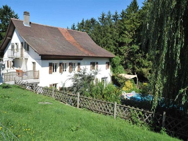HERZLICHES HAUS AUS 9 ZIMMERN, CHARME UND CHARAKTER. 2000 M². BACH