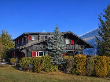 HERZSTECKENCHALET MIT GELÄNDER, AUSSICHT UND LICHT