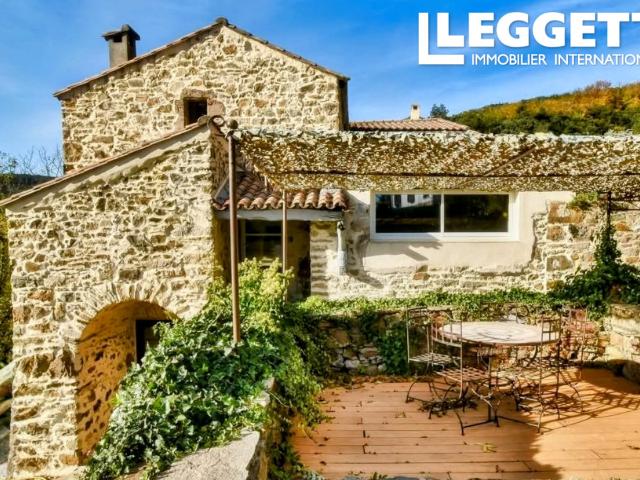 Hérault: Près de Saint Chinian, magnifique propriété avec maison, gîte, piscine dans un hameau pittoresque