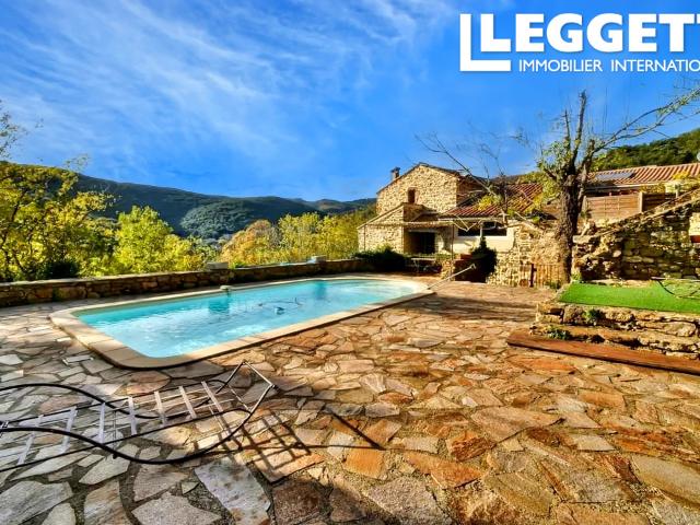 Hérault: Près de Saint Chinian, magnifique propriété avec maison, gîte, piscine dans un hameau pittoresque
