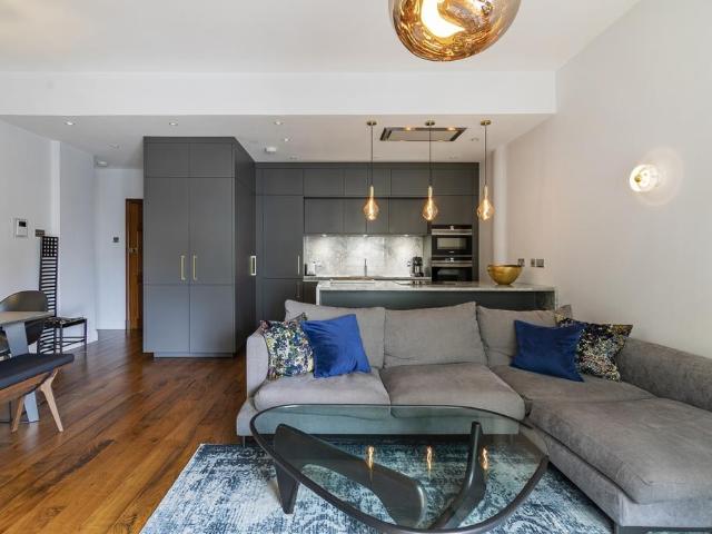 Herbal Hill London EC1R 2 bed apartment to rent £4,500 pcm £1,038 pw