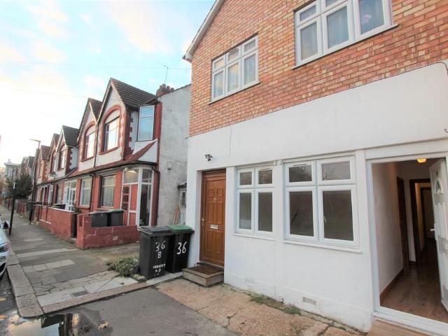 Herbert Road, London N15 2 bed ground floor flat to rent £1,550 pcm £358 pw