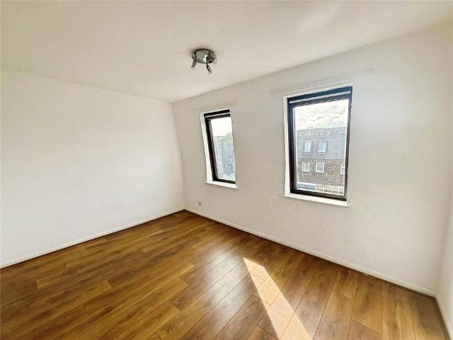 Hercules Street, Hampshire PO2 3 bed terraced house to rent £1,450 pcm £335 pw