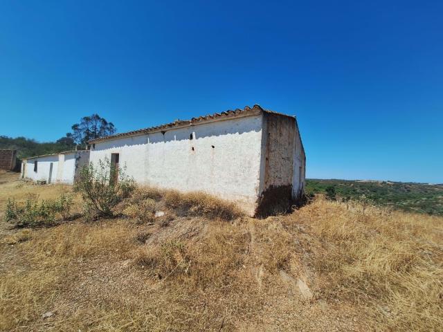 Herdade com 43 hectares e um monte para recuperar com muito bom acesso