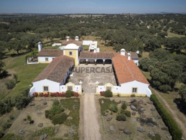 Moradia de Luxo T5+3 com Piscina, Jardim e Infraestruturas Exclusivas e 4 Hct A 1h30 de Lisboa