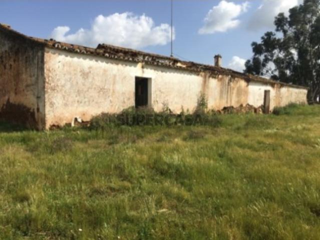 Herdade com moradia para recuperar [ barragem e ribeiro ]