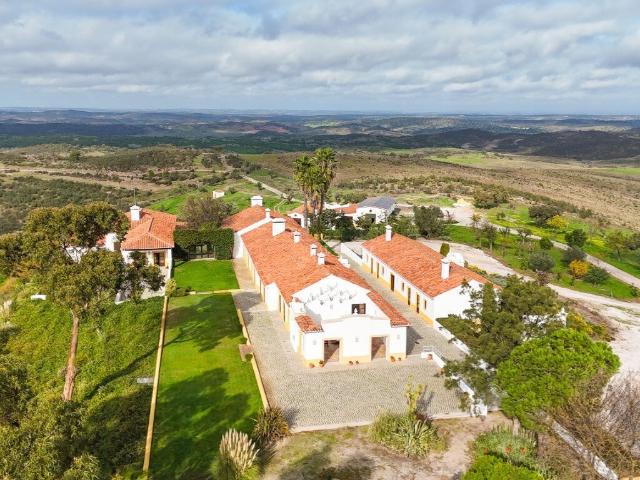 Herdade de Caça Maior com 1000 Hectares + 4 Apartamentos + A. 1347m² Amareleja