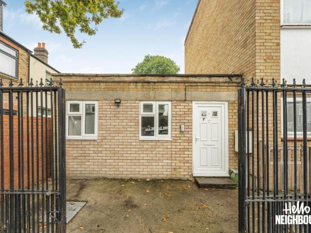 Hereford Road, London, W3 2 bed apartment to rent £1,950 pcm £450 pw