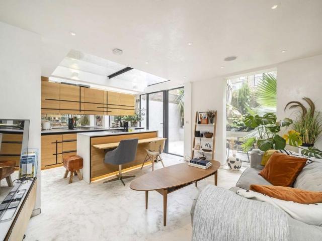 Hereford Road, London W2 2 bed flat to rent £4,500 pcm £1,038 pw