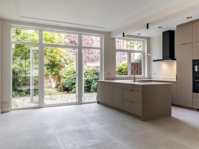 Herenhuis, hoekwoning te huur in Den Haag