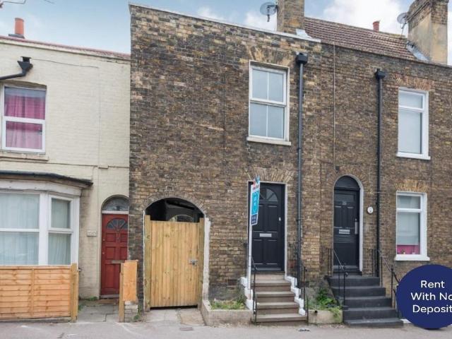 Hereson Road, Ramsgate, Kent, CT11 2 bed semi detached house to rent £1,100 pcm £254 pw