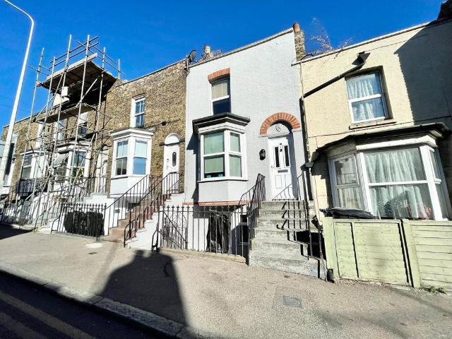 Hereson Road, Ramsgate, Kent, CT11 3 bed terraced house to rent £1,300 pcm £300 pw