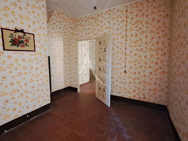 HEREPIAN Maison de village spacieuse avec garage, à rénover