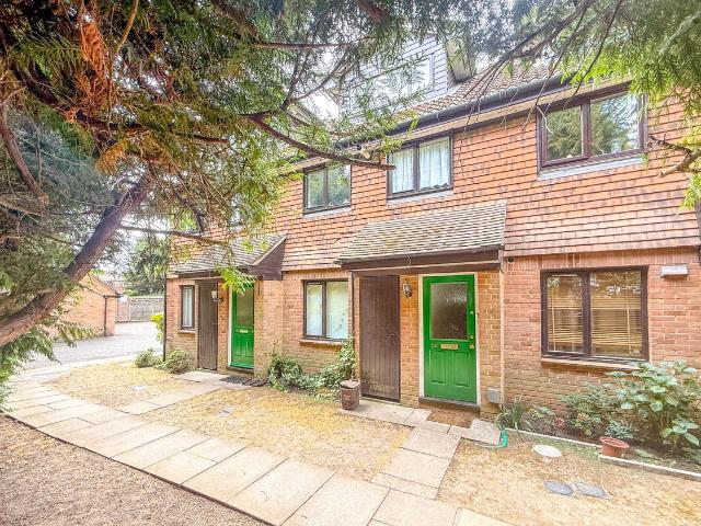 Herga Court, Watford WD17, 2 bed maisonette to rent, £1,625 pcm | PrimeLocation