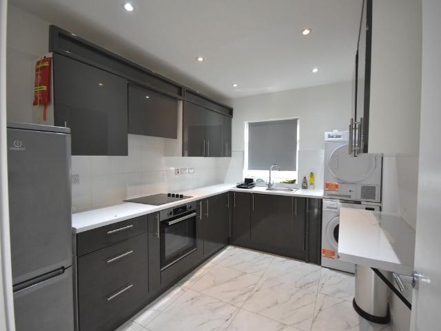 Heriot Road, London NW4, 2 bed flat to rent, £2,500 pcm | PrimeLocation
