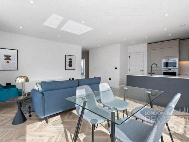 Heritage Walk, Kingston Upon Thames, Royal Exchange KT1, 2 bed flat to rent, £3,200 pcm | PrimeLocation
