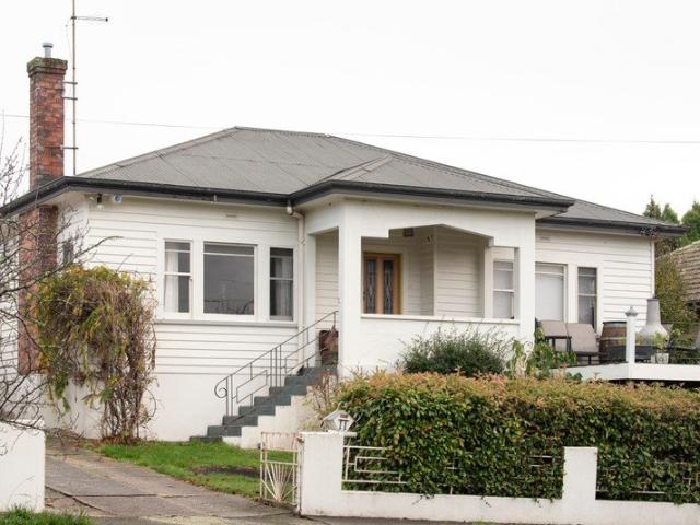 Heritage Warmth in an Esteemed Newstead Setting