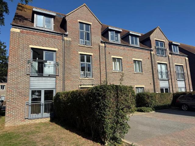 Heritage Way Gosport Unfurnished 2 bed apartment to rent £1,100 pcm £254 pw
