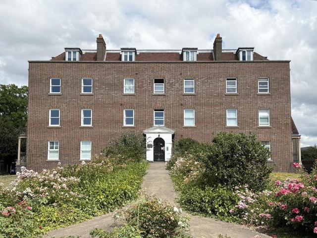 Heritage Way, Gosport PO12 2 bed apartment to rent £1,050 pcm £242 pw
