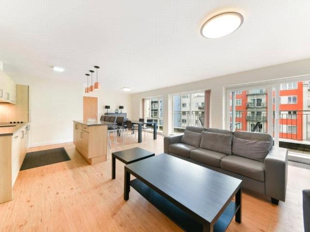 Heritage Avenue, London, NW9 2 bed property to rent £2,400 pcm £554 pw