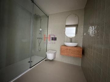 Descubra a sua nova vida em Coimbra, um refúgio moderno e acolhedor com tudo perto. Viva com estilo e conforto na Guarda Inglesa. O imóvel é entregue mobilado