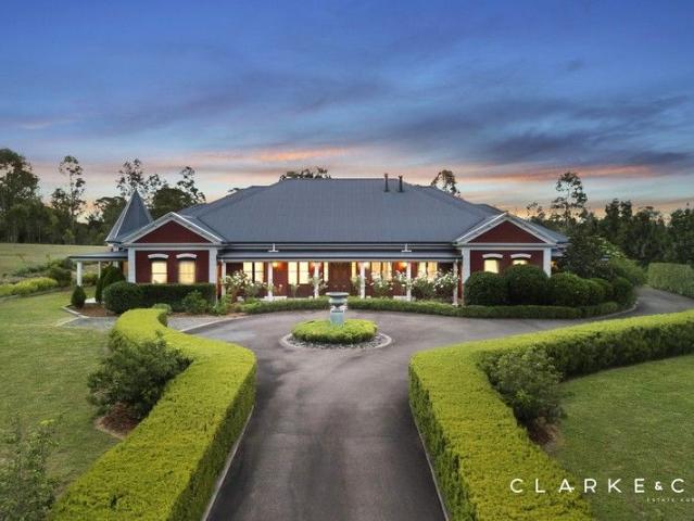 HERITAGE GRANDEUR IN PRESTIGIOUS OAKHAMPTON HEIGHTS!